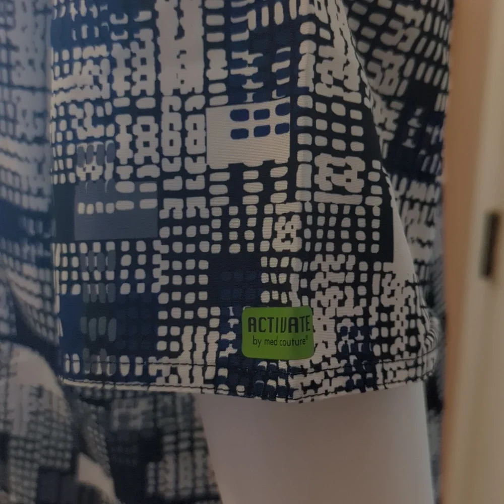 Activate by Med Couture Women's Patterned V Neck Scrub Top With Pockets Size M - Picture 4 of 8